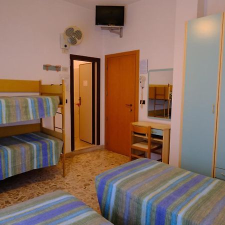 Hotel Chiara Rimini Bagian luar foto