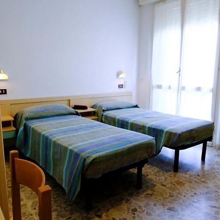 Hotel Chiara Rimini Bagian luar foto