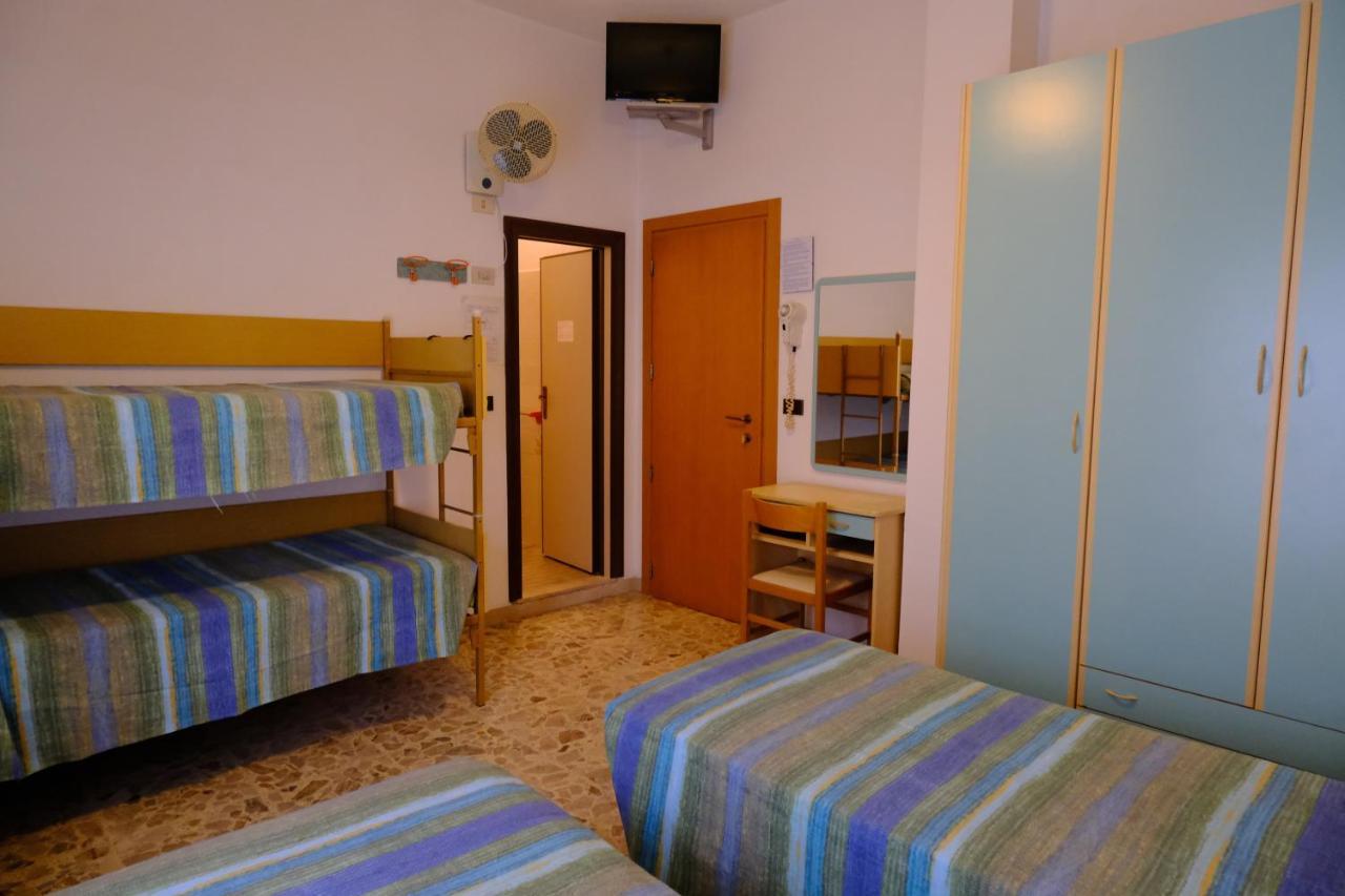 Hotel Chiara Rimini Bagian luar foto