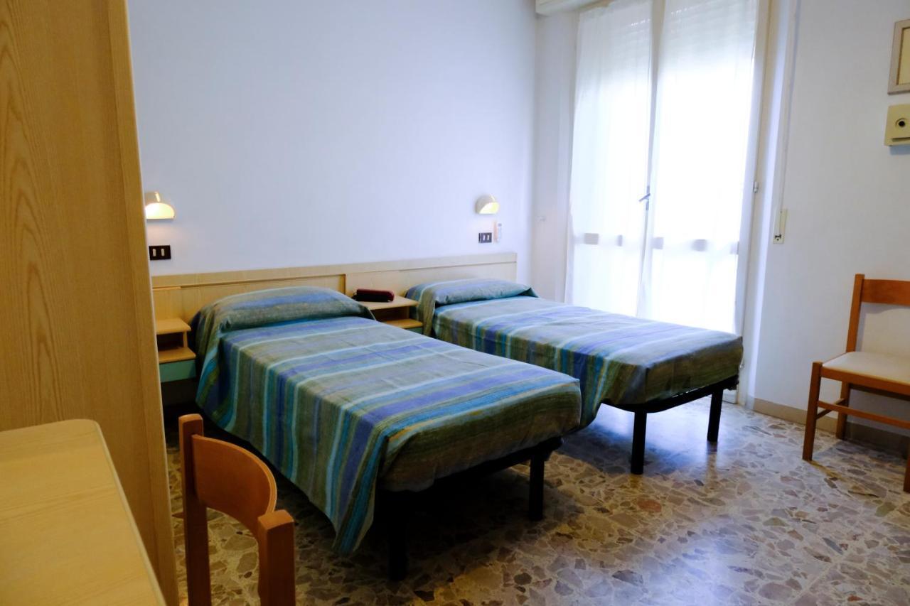 Hotel Chiara Rimini Bagian luar foto
