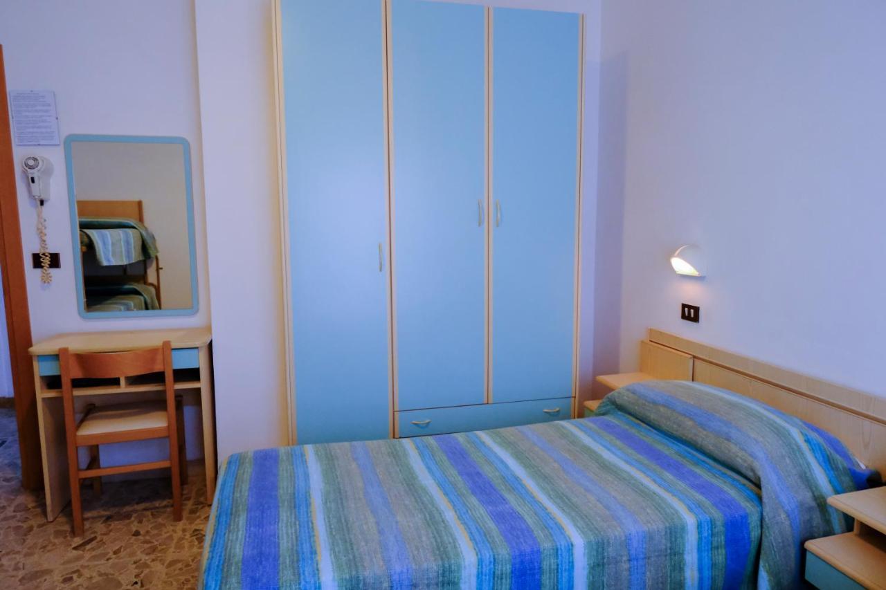 Hotel Chiara Rimini Bagian luar foto