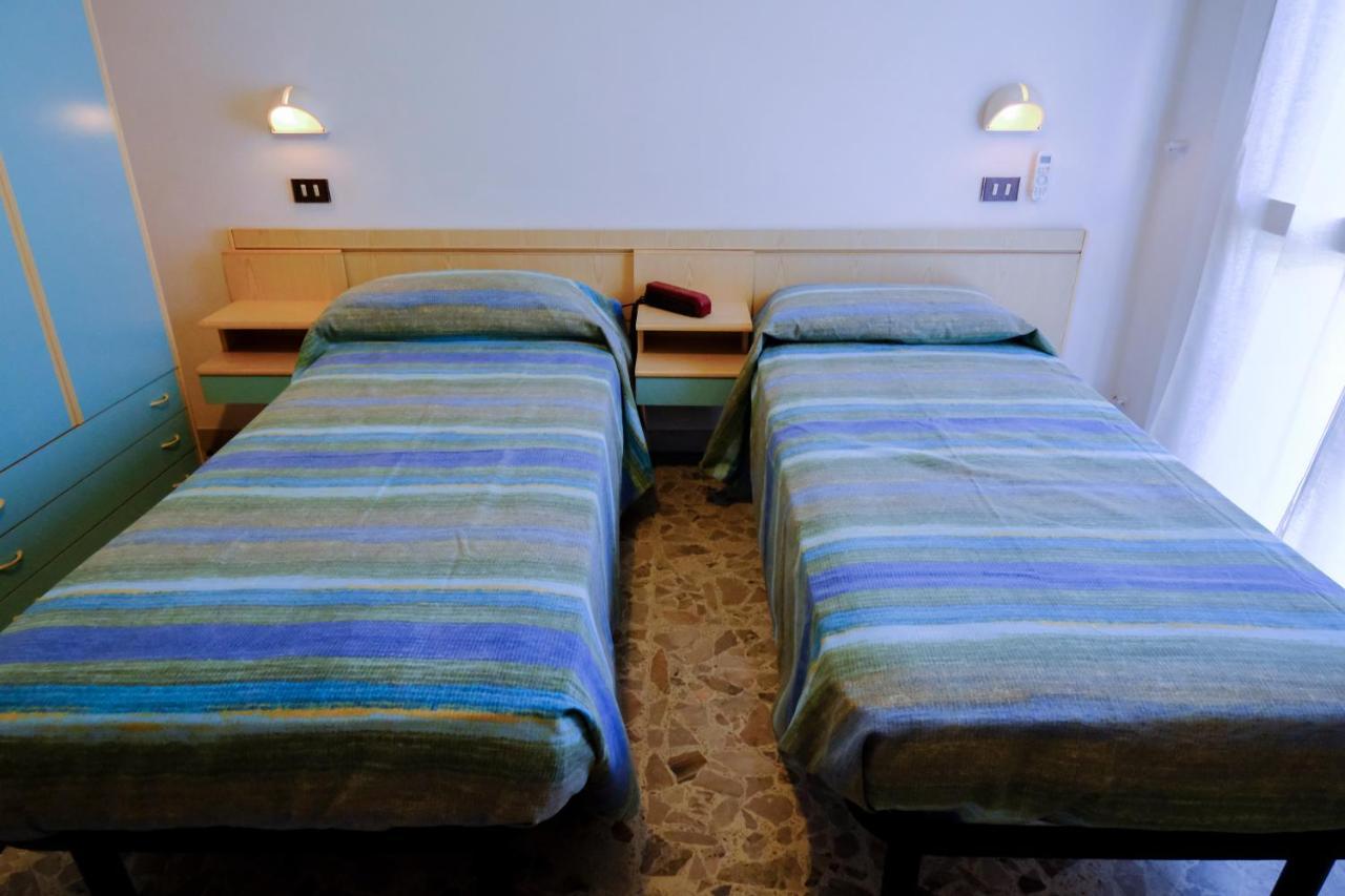 Hotel Chiara Rimini Bagian luar foto