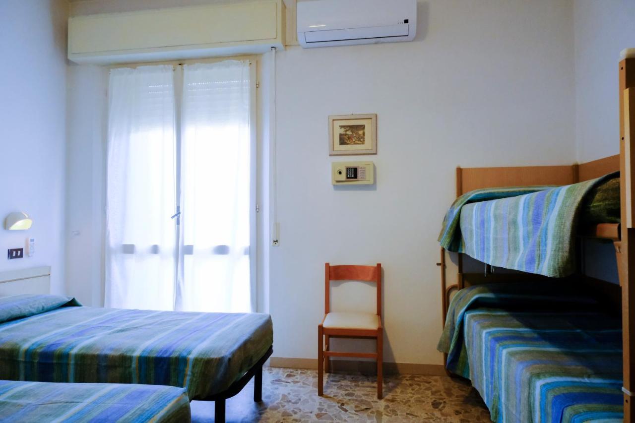 Hotel Chiara Rimini Bagian luar foto