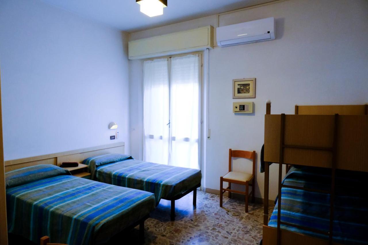 Hotel Chiara Rimini Bagian luar foto